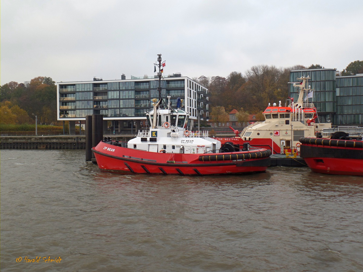 ZP BEAR (IMO 9701982) am 9.117.2018, Hamburg, Elbe Schlepperponton St. Pauli /

Schlepper / Damen ATD 2412 /  BRZ 299  / Lüa 24,74m, B 12,63 m, Tg 6,45 m / 2 Caterpillar-Diesel, C4.4 DITA,  ges. 4200 kW, 5712 PS, 12 kn, Pfahlzug 70 t / 2015 gebaut / Eigner: Elisabeth Ltd, Malta, Manager: Kotug, Flagge: Malta, Heimathafen: Valetta /

