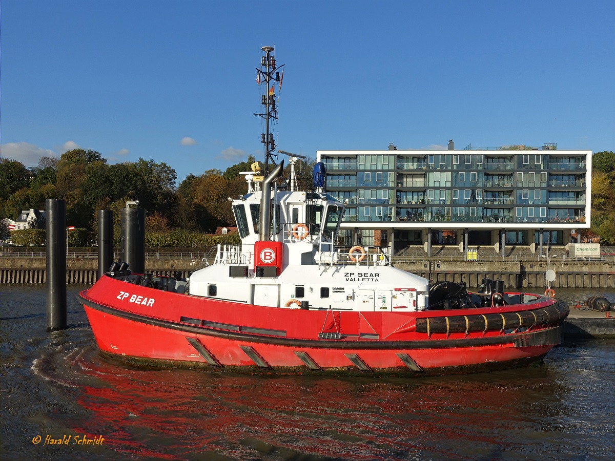 ZP BEAR (IMO 9701982) am 30.10.2019, neue Schornsteinmarke der Boluda-Group, Hamburg, Elbe Schlepperponton Neumühlen /

Schlepper / Damen ATD 2412 /  BRZ 299  / Lüa 24,74m, B 12,63 m, Tg 6,45 m / 2 Caterpillar-Diesel, C4.4 DITA,  ges. 4200 kW, 5712 PS, 12 kn, Pfahlzug 70 t / 2015 gebaut, Flagge: Malta, Heimathafen: Valetta /

