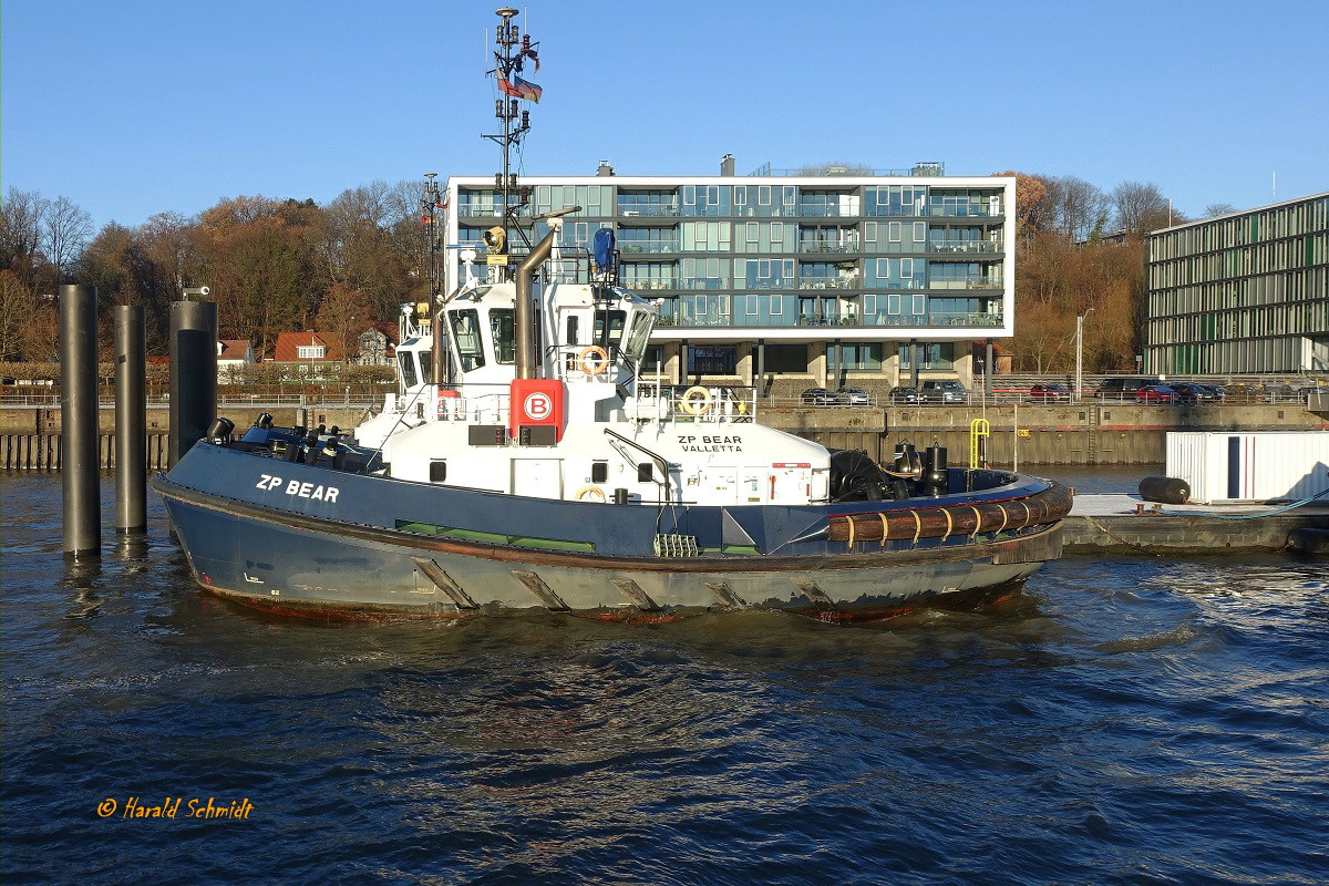 ZP BEAR (IMO 9701982)und ZP BISON (IMO 9701994) am 17.12.2022, Hamburg, Elbe Schlepperponton Neumühlen /

Schlepper / Damen ATD 2412 /  BRZ 299  / Lüa 24,74m, B 12,63 m, Tg 6,45 m / 2 Caterpillar-Diesel, C4.4 DITA,  ges. 4200 kW, 5712 PS, 12 kn, Pfahlzug 70 t / 2015 gebaut, Flagge: Malta, Heimathafen: Valetta /
