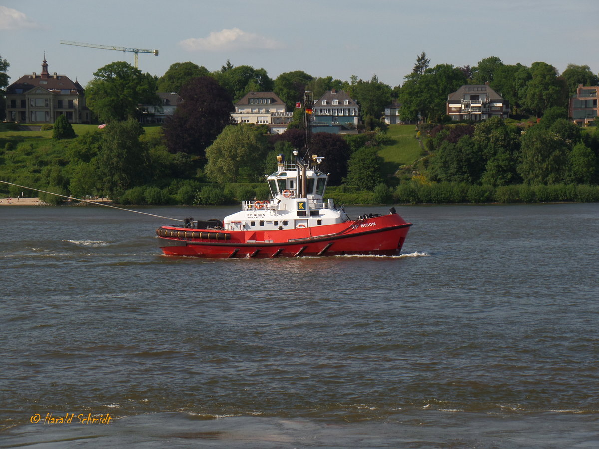 ZP BISON (IMO 9701994) am 15.5.2018, Hamburg, Elbe Höhe Bubendeyufer /
ASD Schlepper, Damen 2412 / BRZ 299 / Lüa 24,74 m, B 12,63 m, Tg 6,45 m / 2 Diesel, Caterpillar 3516TA-HD, 4200 kW  (5700 PS), Rolls Royce Azimuth US 255, 120 kn, Pfahlzug 70 t / gebaut 2015 bei Damen, Vietnam / Eigner: Elisabeth Ltd, Manager: Kotug Smit Towage / Flagge: Malta, Heimathafen: Valetta  /
