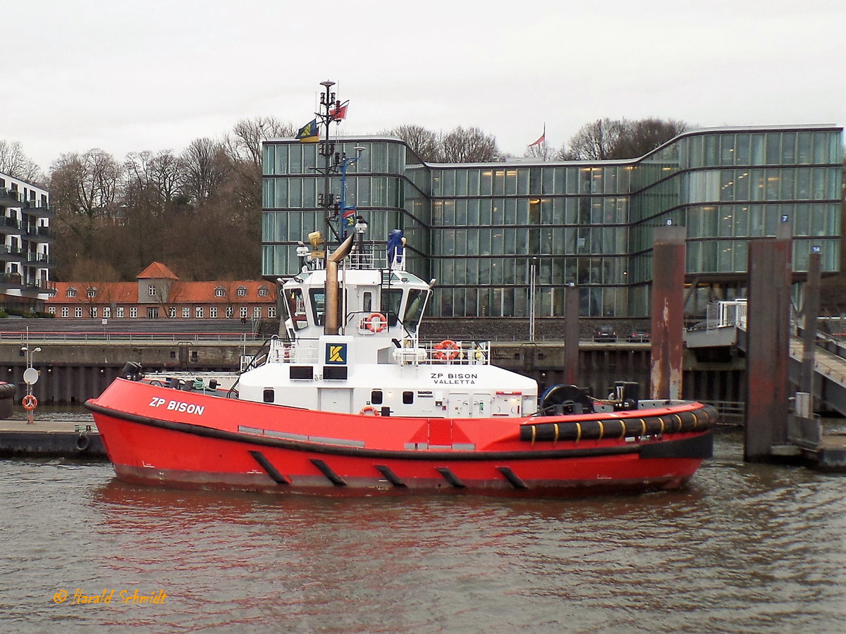 ZP BISON (IMO 9701994) am 23.3.2017, Hamburg, Elbe, Schlepperponton Neumühlen /

ASD Schlepper, Damen 2412 / BRZ 299 / Lüa 24,74 m, B 12,63 m, Tg 6,45 m / 2 Diesel, Caterpillar 3516TA-HD, 4200 kW  (5700 PS), Rolls Royce Azimuth US 255, 120 kn, Pfahlzug 70 t / gebaut 2015 bei Damen, Vietnam / Eigner: Elisabeth Ltd, Manager: Kotug Smit Towage / Flagge: Malta, Heimathafen: Valetta  /
