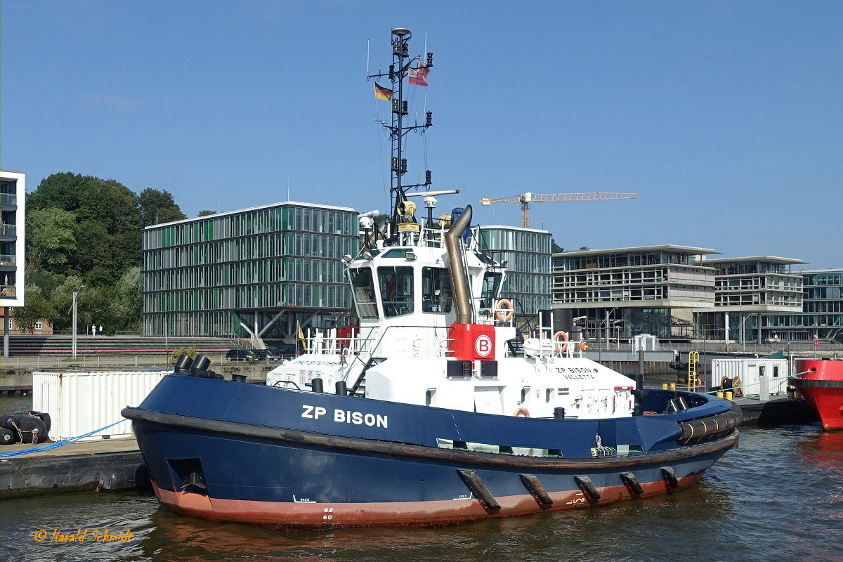 ZP BISON (IMO 9701994) am 3.9.2021, jetzt mit dem blauen Rumpf der Boluda-Group, Hamburg, Elbe, Schlepperponton Neumühlen  /

Schlepper / Damen ATD 2412 /  BRZ 299  / Lüa 24,74m, B 12,63 m, Tg 6,45 m / 2 Caterpillar-Diesel, C4.4 DITA,  ges. 4200 kW, 5712 PS, 12 kn, Pfahlzug 70 t / 2015 gebaut / Flagge: Malta, Heimathafen: Valetta /
