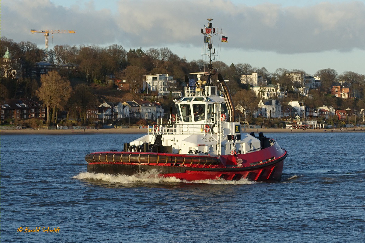 ZP BOXER (IMO 9597355) am 19.3.2019, Fahrt mit dem Heck voran, Hamburg, Elbe , Höhe Bubendeyufer /

Schlepper / Damen ATD 2412 /  BRZ 299  / Lüa 24,74m, B 12,63 m, Tg 6,45 m / 2 Caterpillar-Diesel,  ges. 4200 kW, 5712 PS, 12 kn, Pfahlzug 70 t / 2012 gebaut / Manager: Kotug, Flagge: Malta, Heimathafen: Valetta /
