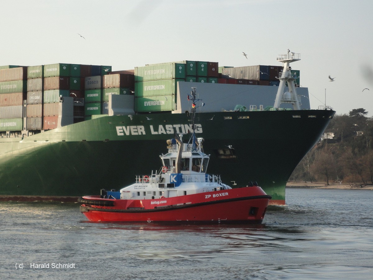 ZP BOXER (IMO 9597355) assistiert EVER LASTING  (IMO 9595450) am 3.6.2013, Hamburg, Elbe Höhe Bubendeyufer  /
Schlepper / Lüa 24,74m, B 12,63 m, Tg 6,45 m / BRZ 299 / 2 Caterpillar-Diesel,  ges. 4200 kW, 5712 PS, 12 kn, Pfahlzug 70 t / 2012 gebaut / Manager: Kotug, Flagge: Malta, Heimathafen: Valetta /
