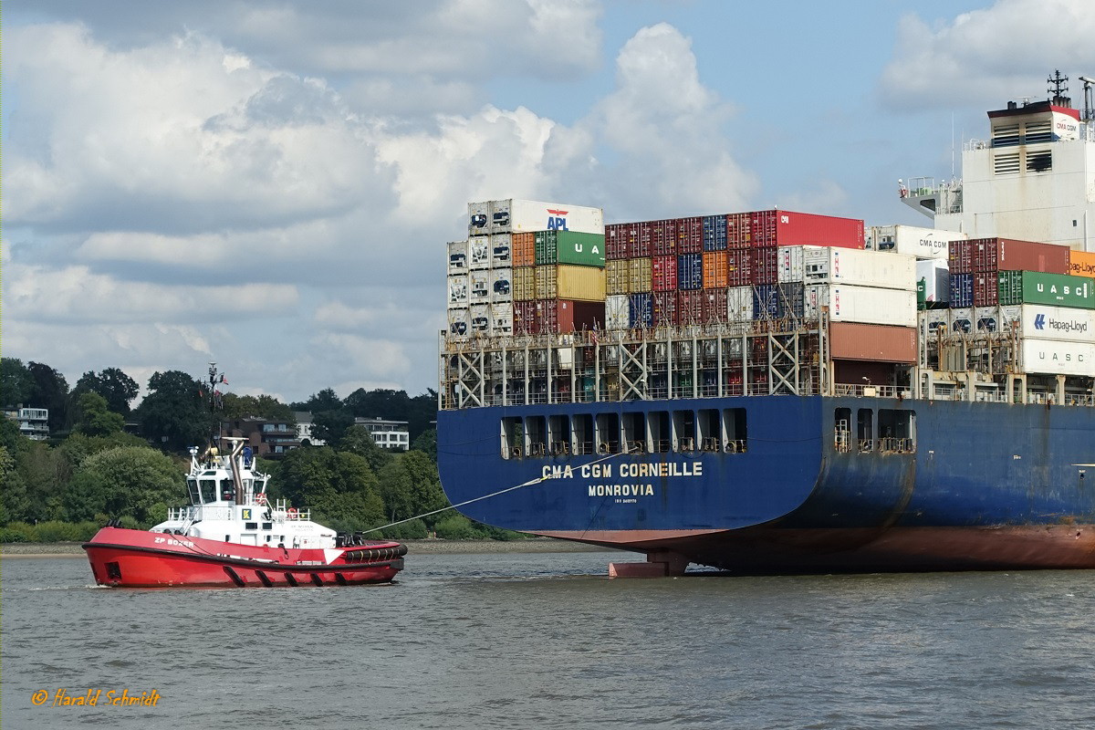 ZP BOXER (IMO 9597355) assistiert als Heckschlepper an der CMA CGM CORNEILLE am 21.8.2019, Hamburg, Elbe Höhe Bubendeyufer  /

Schlepper / Damen ATD 2412 /  BRZ 299  / Lüa 24,74m, B 12,63 m, Tg 6,45 m / 2 Caterpillar-Diesel,  ges. 4200 kW, 5712 PS, 12 kn, Pfahlzug 70 t / 2012 gebaut / Manager: Kotug/Smit, Flagge: Malta, Heimathafen: Valetta /

