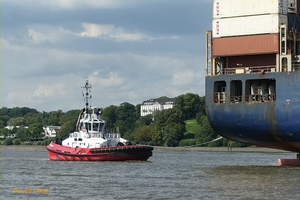 ZP BOXER (IMO 9597355) assistiert als Heckschlepper an der CMA CGM CORNEILLE am 21.8.2019, Hamburg, Elbe Höhe Bubendeyufer  /

Schlepper / Damen ATD 2412 /  BRZ 299  / Lüa 24,74m, B 12,63 m, Tg 6,45 m / 2 Caterpillar-Diesel,  ges. 4200 kW, 5712 PS, 12 kn, Pfahlzug 70 t / 2012 gebaut / Manager: Kotug/Smit, Flagge: Malta, Heimathafen: Valetta /

