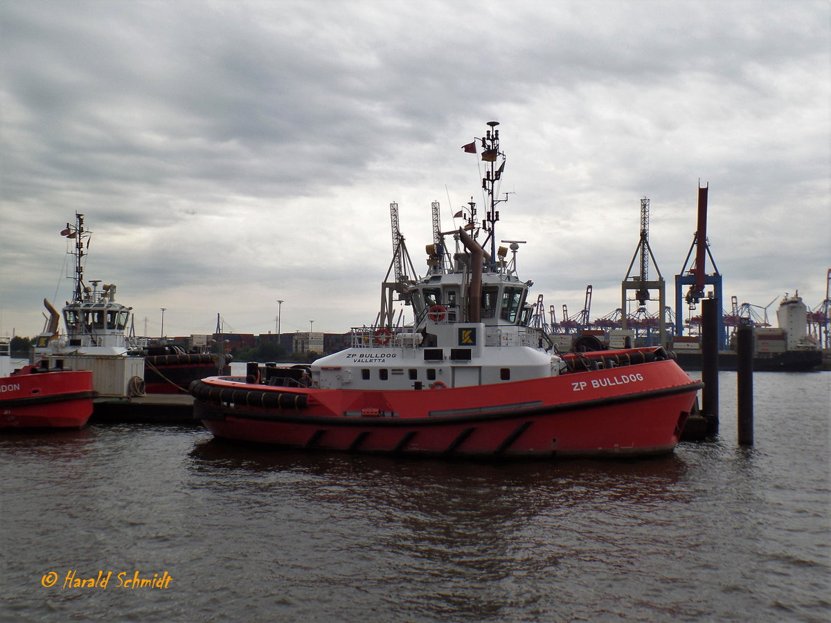 ZP BULLDOG (IMO 9597367) am 2.8.2017, Hamburg, Elbe, Schlepperponton Neumühlen   /

jetzt mit Schornsteinmarke „Kotug Smit Towage“ /

Schlepper / Damen ATD 2412 /  BRZ 299  / Lüa 24,74m, B 12,63 m, Tg 6,45 m / 2 Caterpillar-Diesel,  ges. 4200 kW, 5712 PS, 12 kn, Pfahlzug 70 t / 2012 gebaut / Manager: Kotug Smit Towage, Flagge: Malta, Heimathafen: Valetta /
