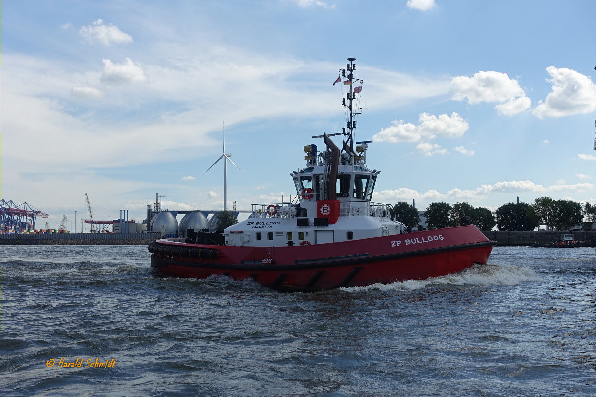 ZP BULLDOG (IMO 9597367) am 9.8.2022, Hamburg, Elbe, Schlepperponton Neumühlen   / 

Schlepper / Damen ATD 2412 /  BRZ 299  / Lüa 24,74m, B 12,63 m, Tg 6,45 m / 2 Caterpillar-Diesel,  ges. 4200 kW, 5712 PS, 12 kn, Pfahlzug 70 t / 2012 gebaut /  Flagge: Malta, Heimathafen: Valetta /
