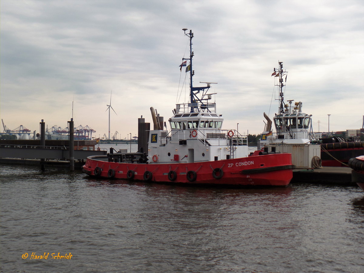 ZP CONDON (IMO 8103066) am 2.8.2017, Hamburg, Schlepperponton Neumühlen  /

Assistenzschlepper / BRZ 194 / Lüa 28,5 m, B 10,37 m, Tg 5,06 m / 2.206 kW, 11,5 kn, Pfahlzug 45 t / 1981 bei Valley Shipbuilding Inc., Brownsville, Texas, USA / jetzt mit der Schornsteinmarke „Kotug Smit Towage“ / 
