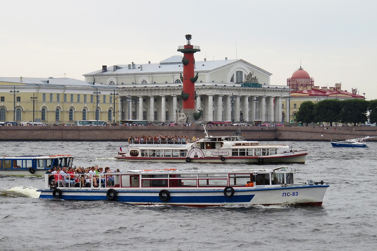 (Zu) viel Verkehr auf der Newa: Vor die сенатор (Senator) im Stil eines Schaufelraddampfers schob sich noch die пс-83 vor der Börse in St. Petersburg, 16.7.17