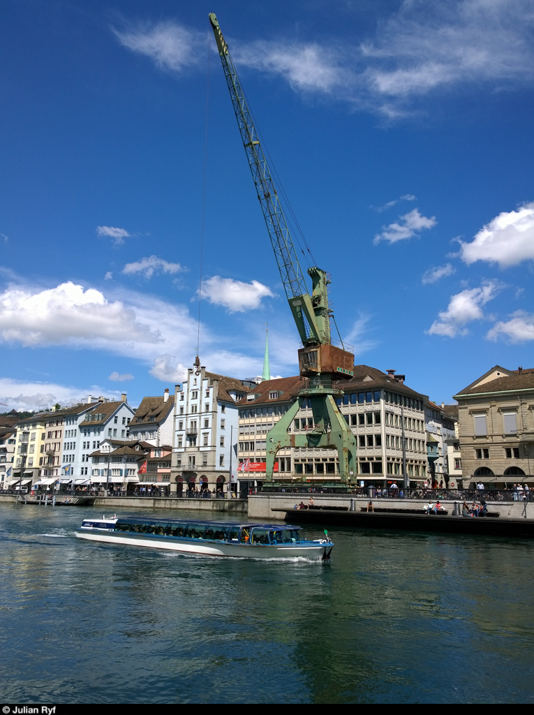 Zürichs Hafenkran - als Kunstaktion aufgestellt, wurde er von vielen Leuten für hässlich befunden. Mir gefiel der Kran allerdings. 
Am 24. Mai 2014 konnte ich ihn mit dem Limmatmotorschiff  Felix  zusammen ablichten.