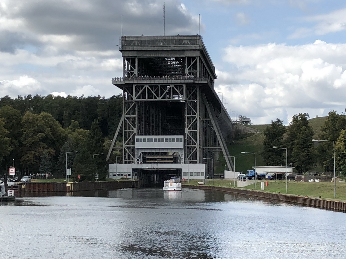 Zufahrt in das aktive Schiffshebewerk in Niederfinow am 15. August 2018.