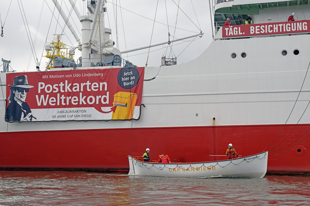 Zur CAP SAN DIEGO gehörendes Beiboot am 16.09.2021 an der Überseebrücke im Hafen von Hamburg vor der CAP SAN DIEGO