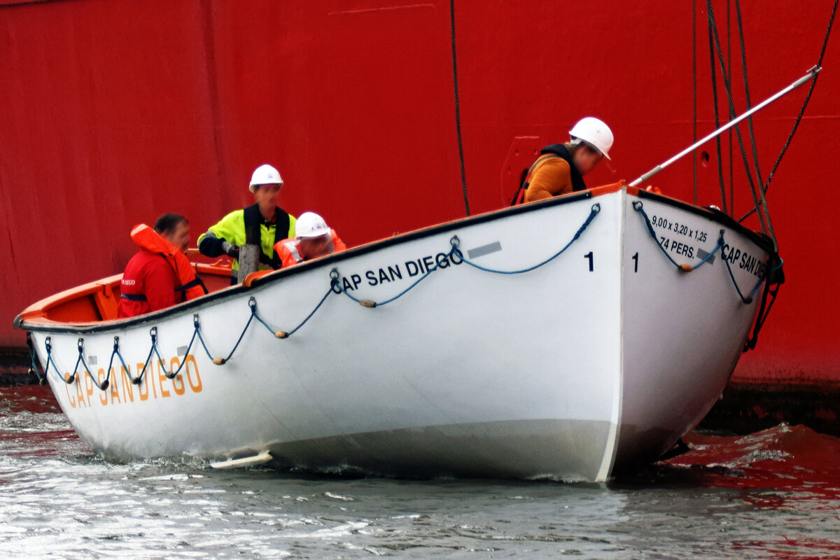 Zur CAP SAN DIEGO gehörendes Beiboot am 16.09.2021 an der Überseebrücke im Hafen von Hamburg vor der CAP SAN DIEGO