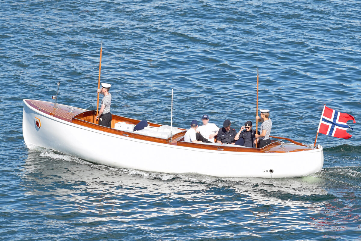 Zur NORGE gehörendes Beiboot auf dem Weg zur norwegischen Königsyacht. Oslo, 14.06.2022