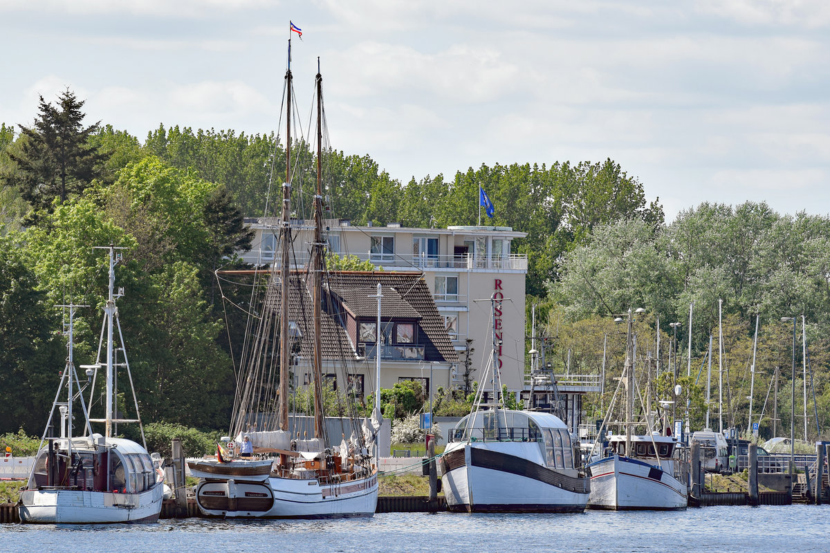 Zusammen mit ehemaligen Fischereifahrzeugen liegt der Zweimastschoner NORDLYSET am 20.05.2020 im Hafen von Lübeck-Travemünde (Priwall-Seite)