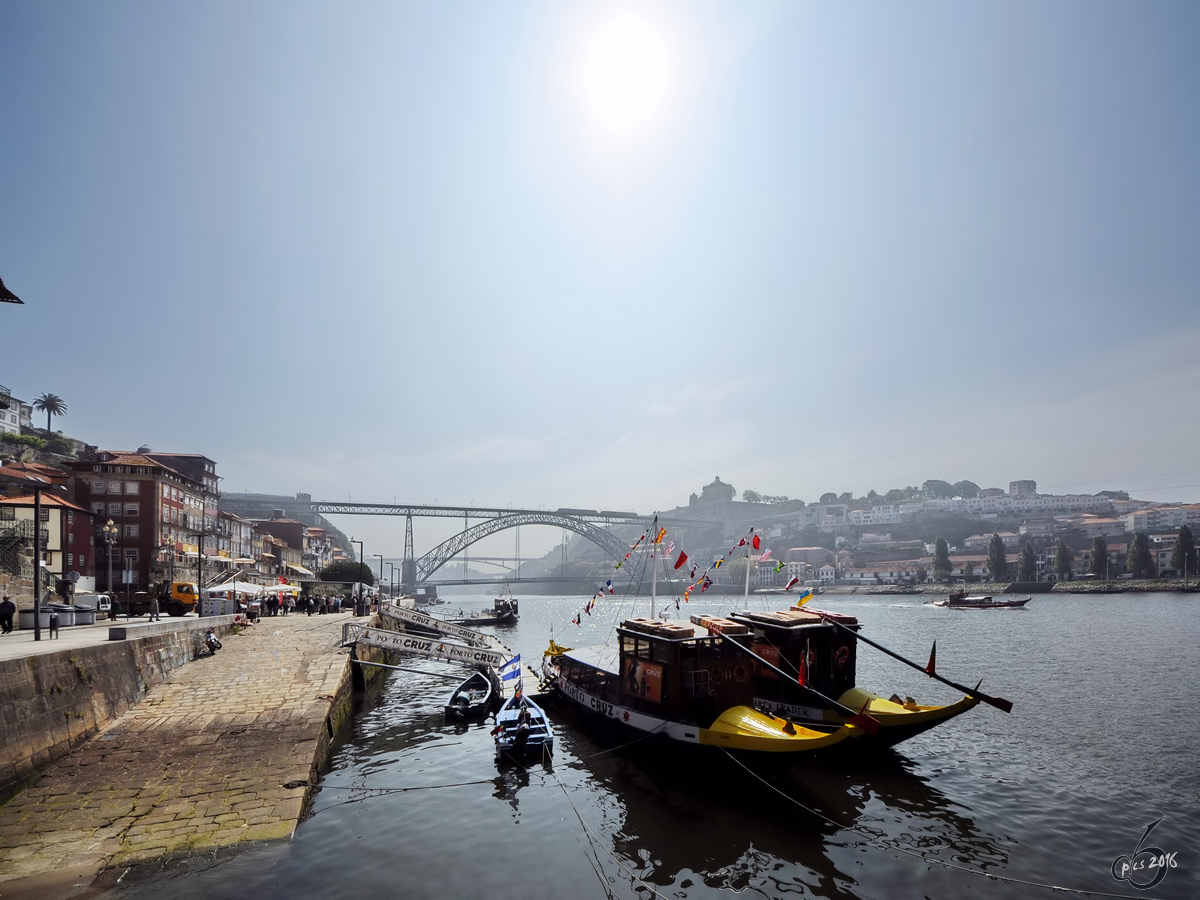 Zwei Ausflugsboote am  Cais da Ribeira  in Porto (Mai 2013)