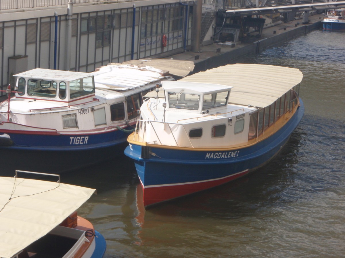 Zwei Barkassen im Mrz 2013 in Hamburg.