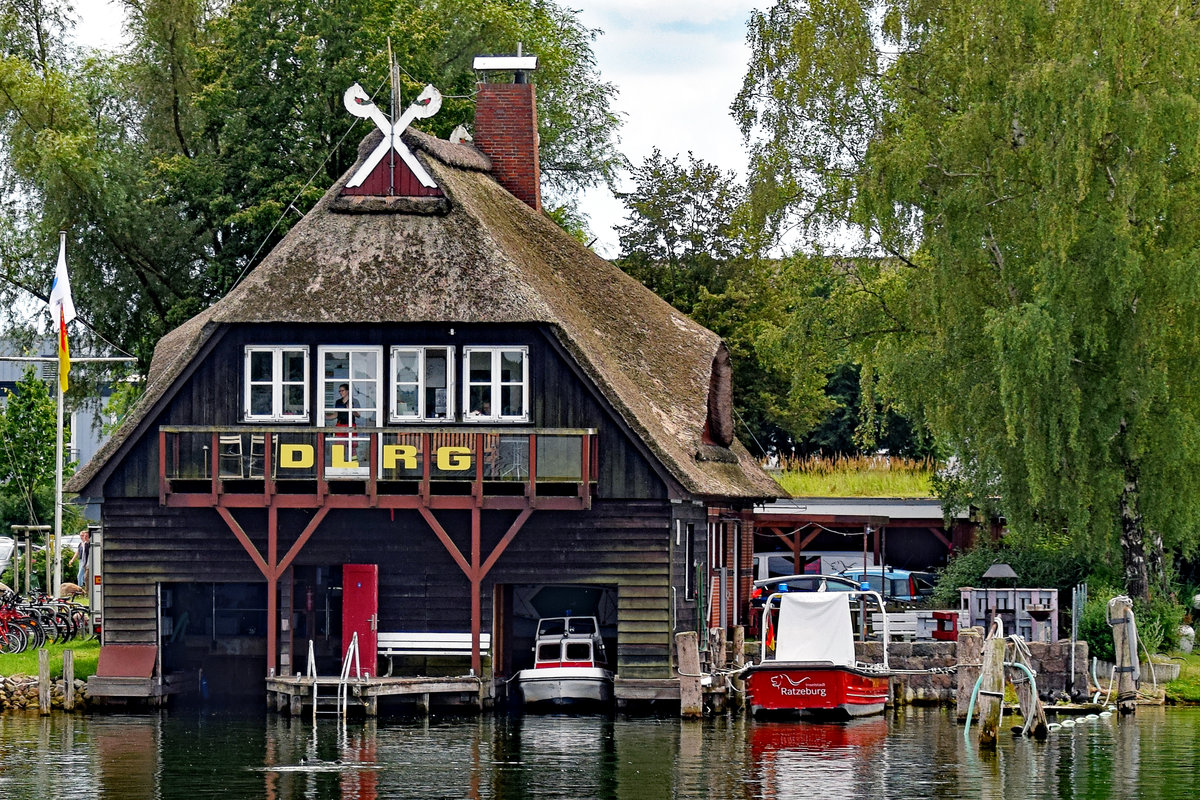 Zwei Boote der DLRG bei der Ratzeburger Wachstation an der Schlosswiese. Aufnahme vom 25.07.2020