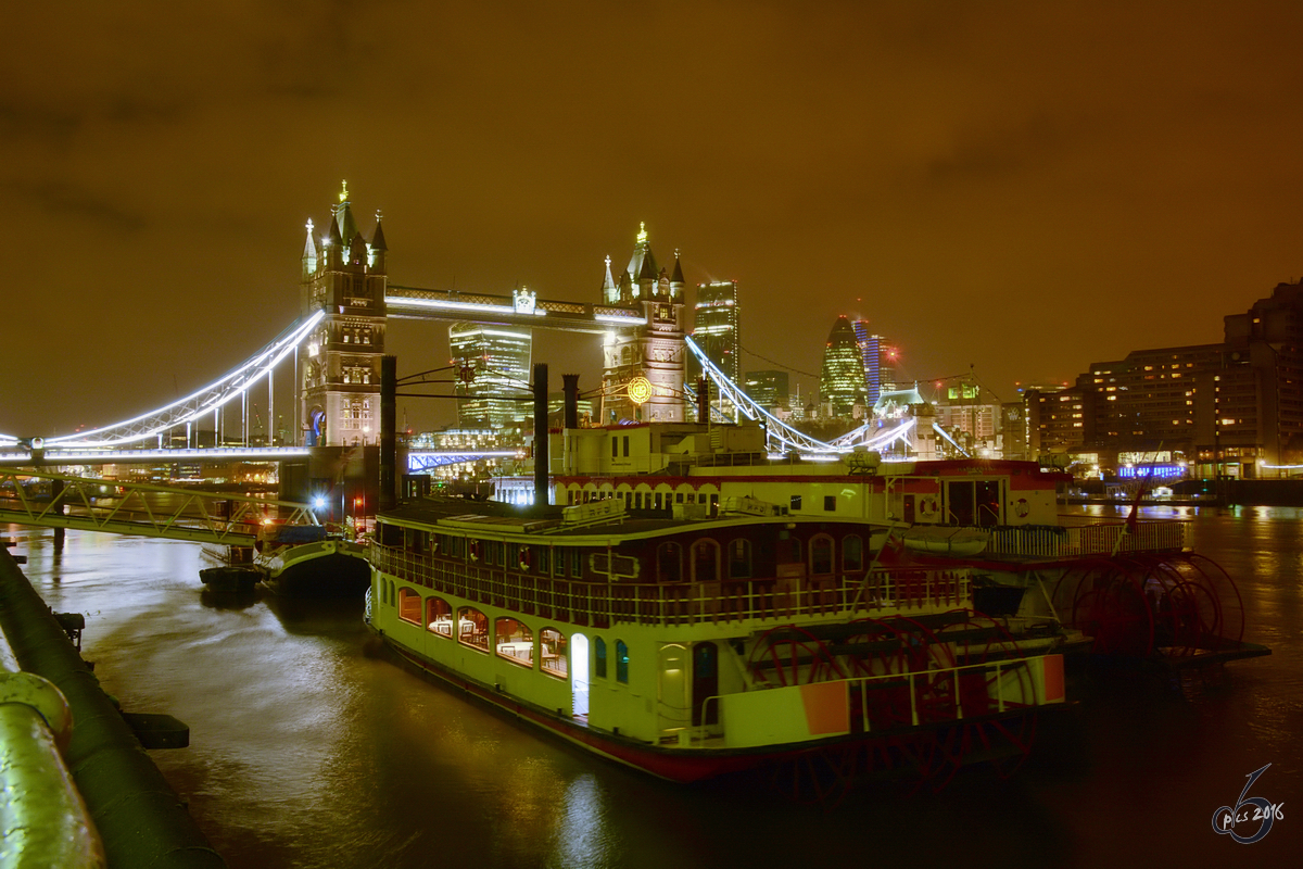 Zwei Dampfschiffe im Februar 2015 vor der Towerbridge in London.