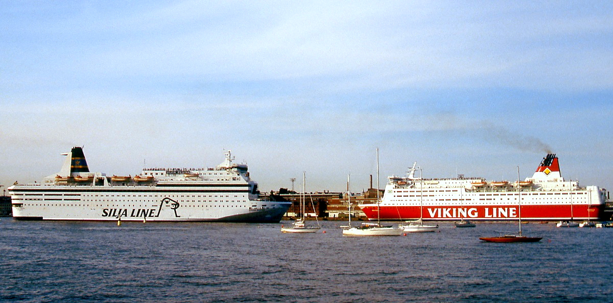 Zwei Fähren der Silja Linie und der Viking Line nach Stockholm liegen im Mai 1988 im Hafen von Helsinki