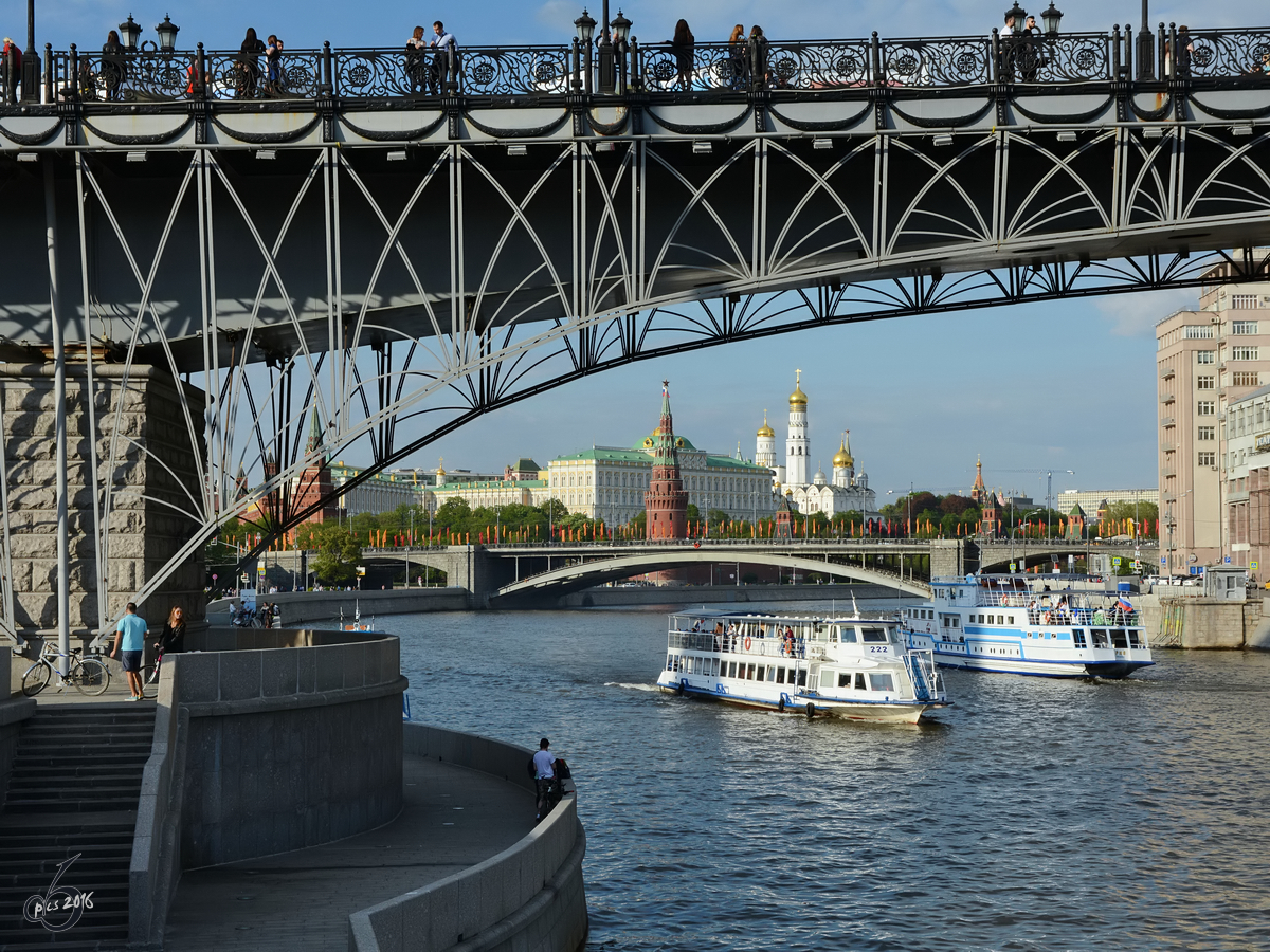 Zwei Fahrgastschiffe auf der Moskwa (Moskau, Mai 2016)