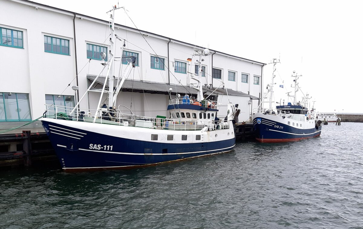 Zwei Fischerboote der Kutterfisch-Flotte am 02.10.2022 im Hafen von Sassnitz auf der Insel Rügen MV. Im Vordergrund die  CHRISTIN-BETTINA , SAS-111.
 Die Christin-Bettina ist das Allround-Talent bei Kutterfisch: Sie ist sowohl in der Nordsee als auch in der Ostsee unterwegs und fast unsere gesamte Produktpalette gehört zu ihrem Fangziel. Von Seelachs und Kabeljau (im Beifang) über Dorsch und Hering bis hin zur Sprotte kann die Christin-Bettina auf alles angesetzt werden.

Dabei setzt das Schiff mit dem Baujahr 1983 pelagische sowie Grundschleppnetze ein. Der Fang kann dann im Rumpf des über 25 Meter langen Schiffes verstaut werden, welches eine Kapazität von 40 Tonnen aufweist.

Kay Briesewitz ist der verantwortliche Kapitän an Bord der Christin-Bettina, er hat zwei Matrosen und einen Auszubildenden an Bord. 

Im Hintergrund die  ANTARES , SAS 211.
Sie fischt in der Ostsee nach Dorsch, Sprotte und Hering und setzt dazu sowohl pelagische als auch Grundschleppnetze ein.
Das Schiff mit dem Baujahr 1985 wird von einer 211-KW-starken Maschine angetrieben. Bei einer Länge von knapp 23 Metern und einer Breite von etwa sechs Metern gehört die Antares mit der Westbank und der Christin-Bettina zu den kleineren Schiffen der Kutterfisch-Flotte, was auch die Kapazität von 30 Tonnen zeigt.
Ihr Kapitän Thomas Jandt zeigt sich seit Januar 2019 verantwortlich für das Schiff und hat unter sich eine Crew, die aus zwei Matrosen sowie einem Auszubildenden besteht. Insgesamt kann Kapitän Jandt auf eine Fischereierfahrung von über 15 Jahren zurückblicken.  (Text aus der Kutterfisch-Webside)