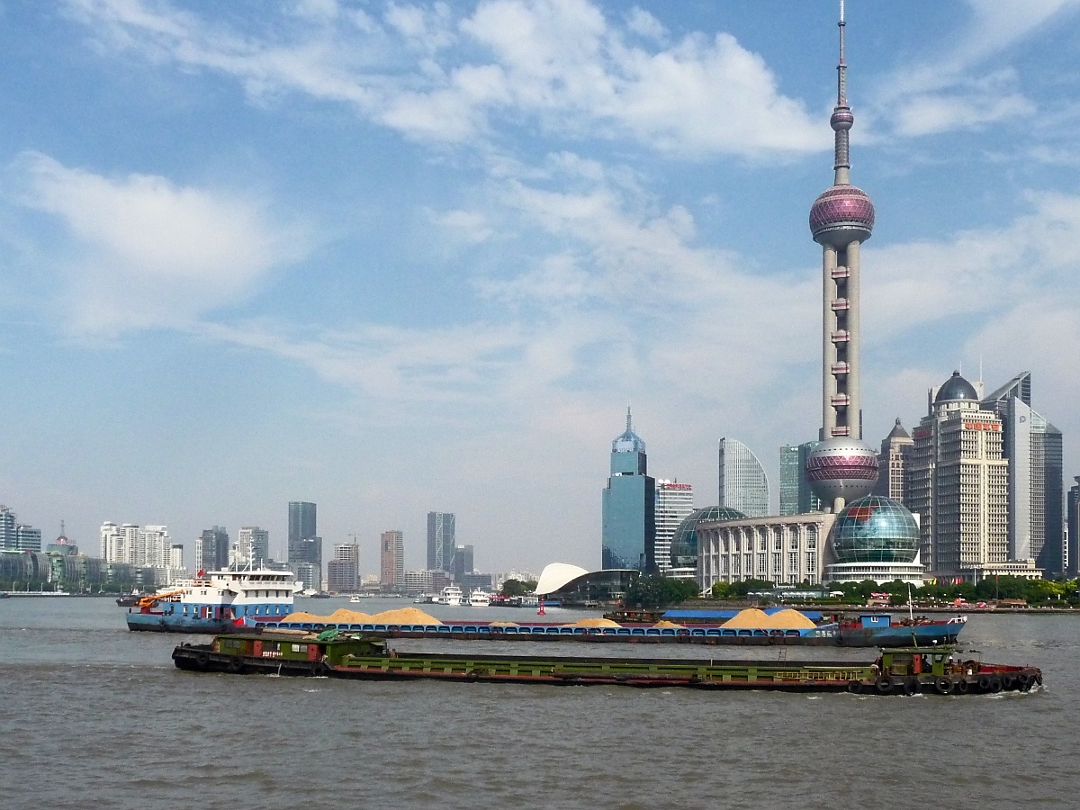 Zwei Frachtschiffe auf dem Huangpu Jiang in Shanghai, 3.10.2015