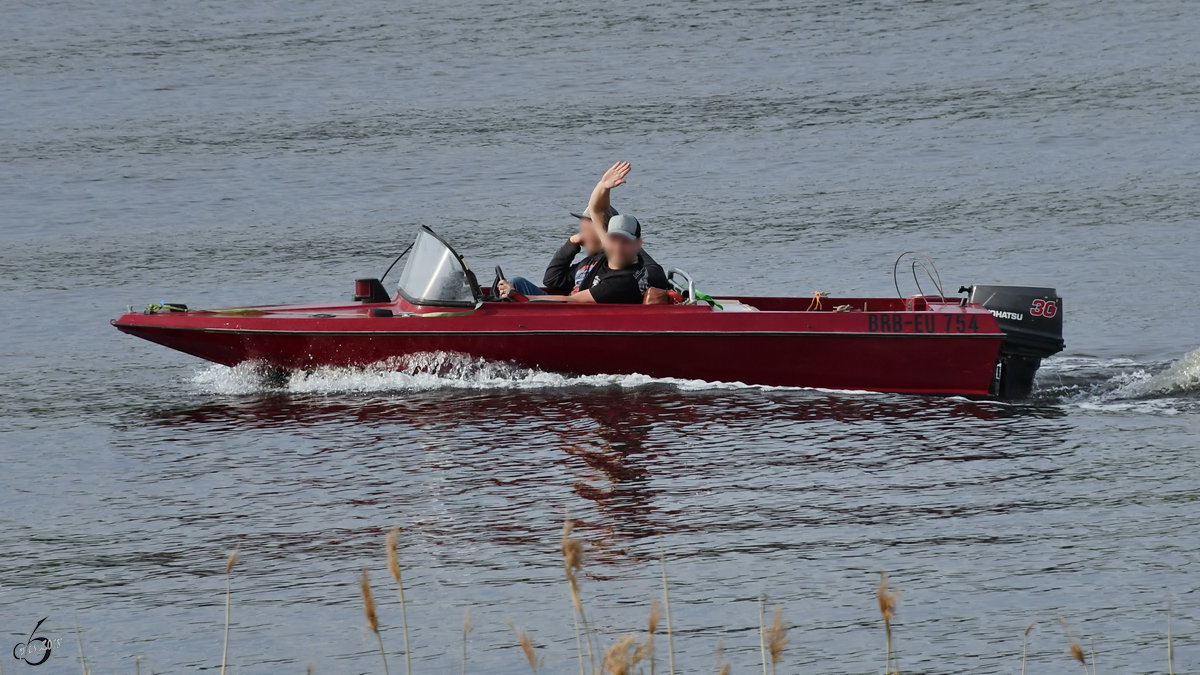 Zwei gut gelaunte Herren mit einem Motorboot auf dem Glienicker La(n)ke. (Berlin, April 2018)