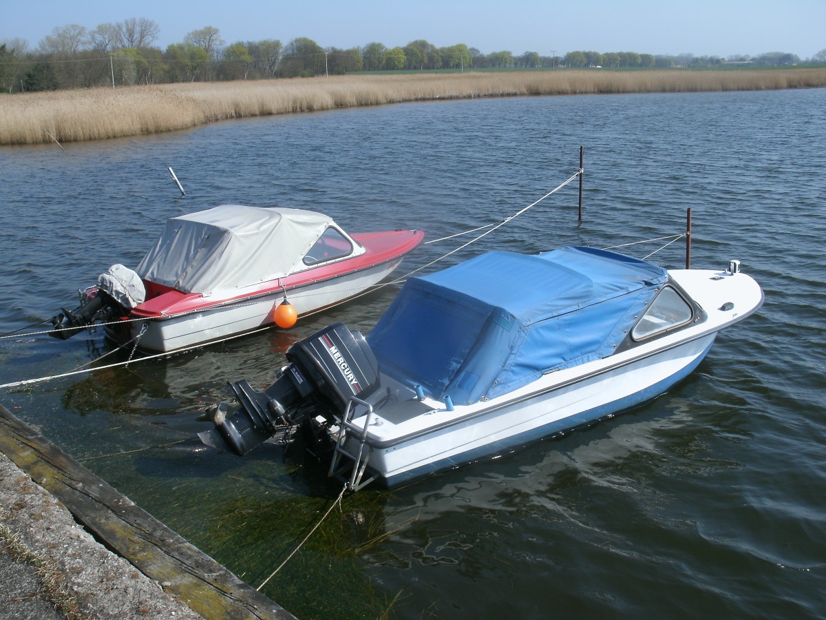 Zwei kleine Motorboote,am 19.April 2014,in Klein Kubitz.