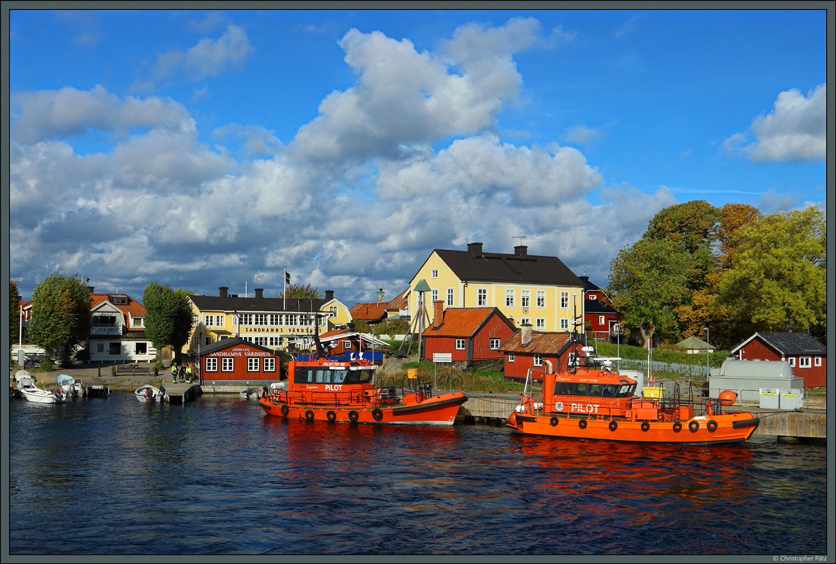 Zwei Lotsenschiffe liegen am 28.09.2021 im Hafen von Sandhamn vor Anker.