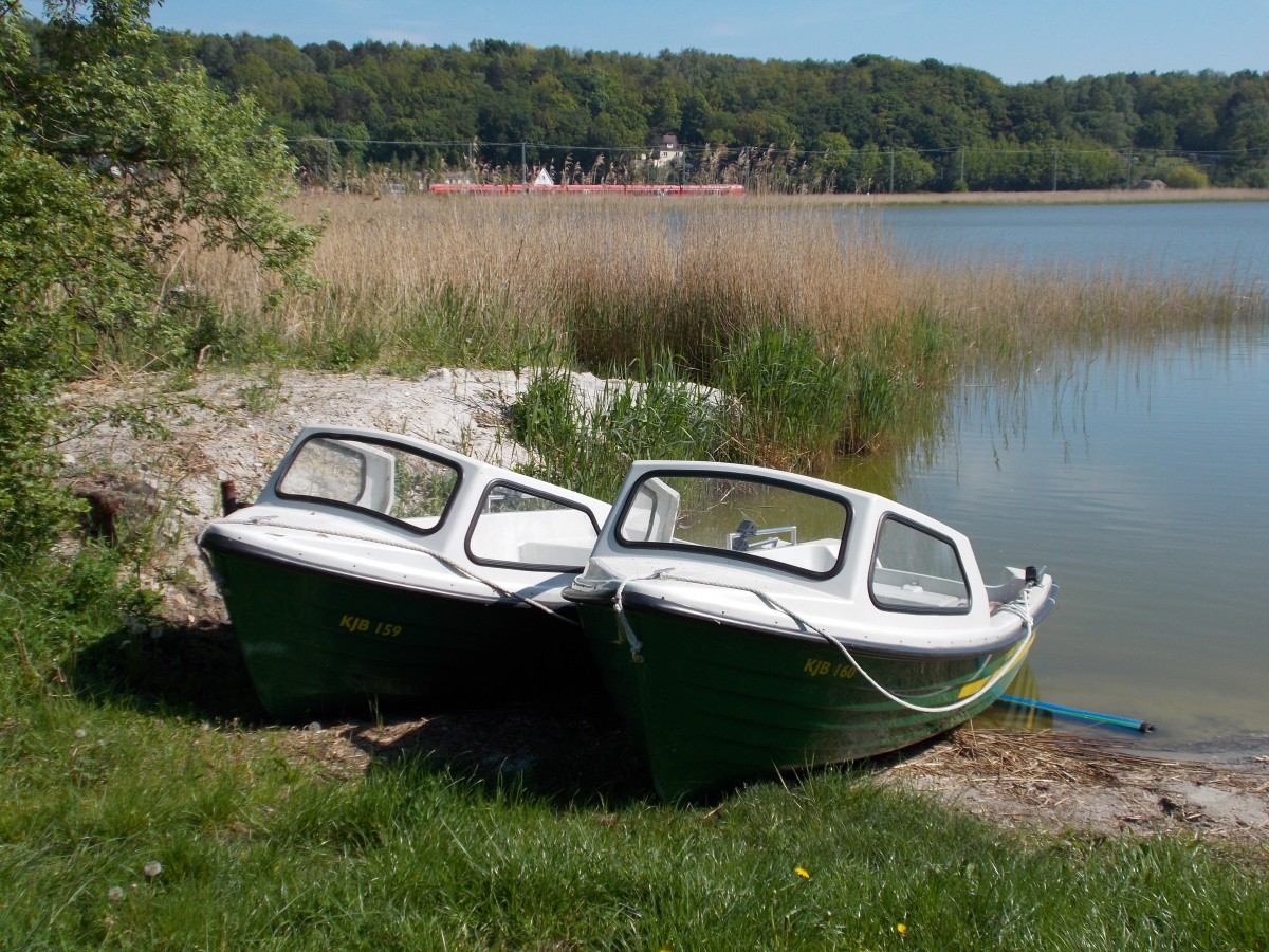 Zwei Motorboote am Kleinen Jasmunder Bodden,am 16.Mai 2014,in Lietzow.Im Hintergrund der Bahnhof.