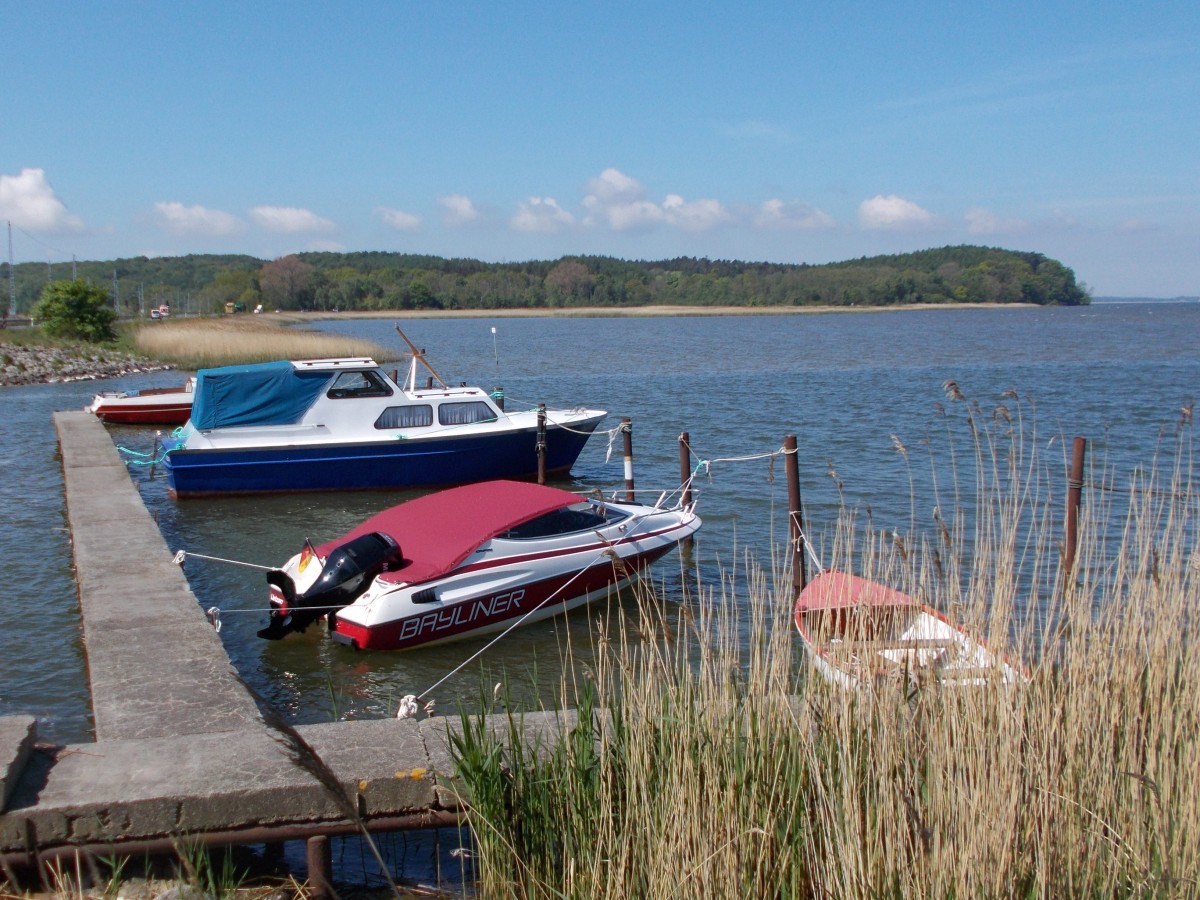 Zwei Motorboote im kleinen Hafen von Lietzow am 16.Mai 2014.