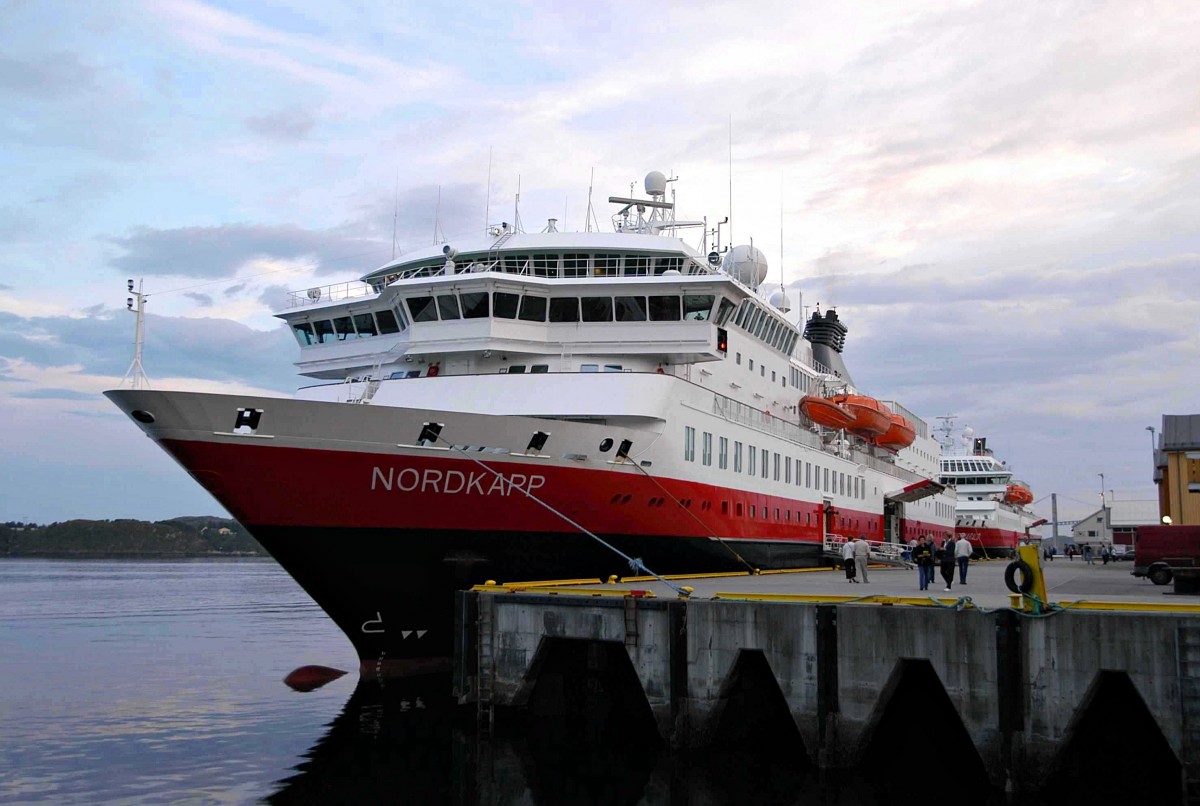 Zwei Schiffe der Reederei Hurtigruten treffen sich am 23.08.06 in Rrvik (Mittelnorwegen): die sdgehende NORDKAPP (Passagier-/RoRo-Frachtschiff, Norwegen, IMO: 9107772) und die dahinter liegende, nordgehende KONG HARALD. 