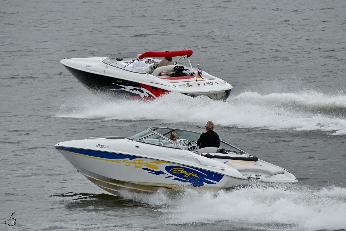 Zwei schnelle Motorboote auf dem Rhein unterwegs, so gesehen Ende August 2022 in Duisburg.