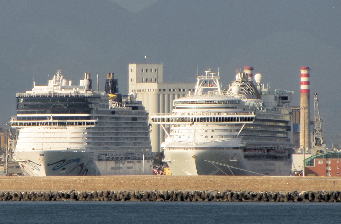 zwei schwimmende Hotels im Hafen von Livorno, September 2014