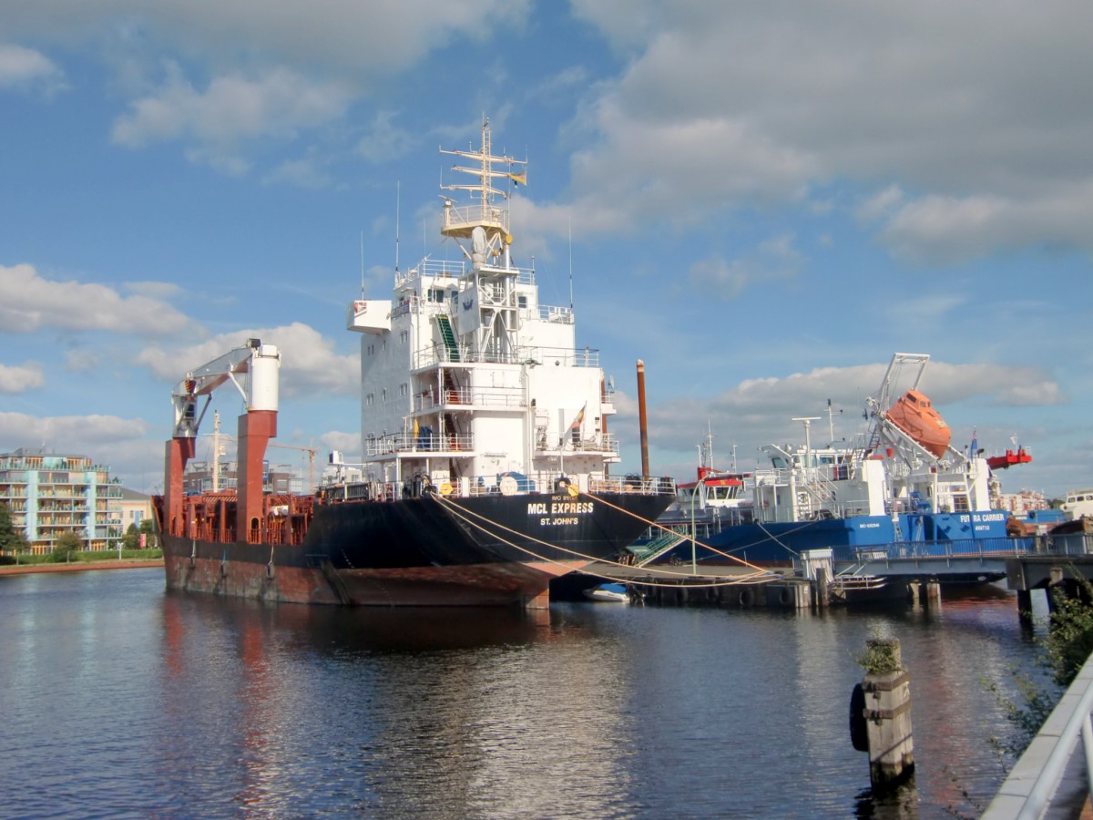 Zwei Spezialschiffe im Grossen Hafen an der Wiesbaden-Brücke in WHV festgemacht , Foto von Sept.2013