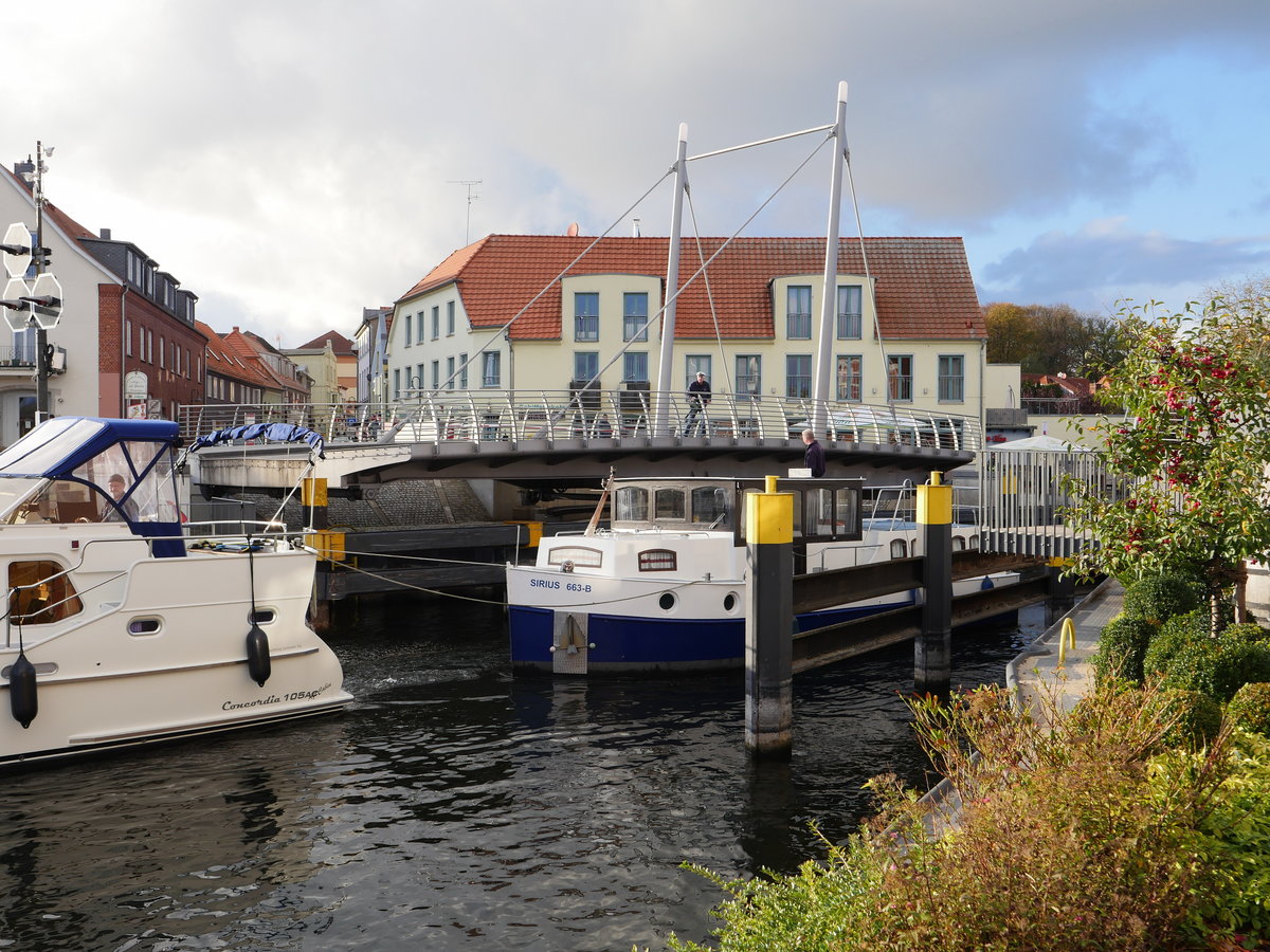 zwei Sportboote passieren auf der Müritz-Elde-Wasserstraße die Drehbrücke in der Inselstadt Malchow; 28.10.2019
