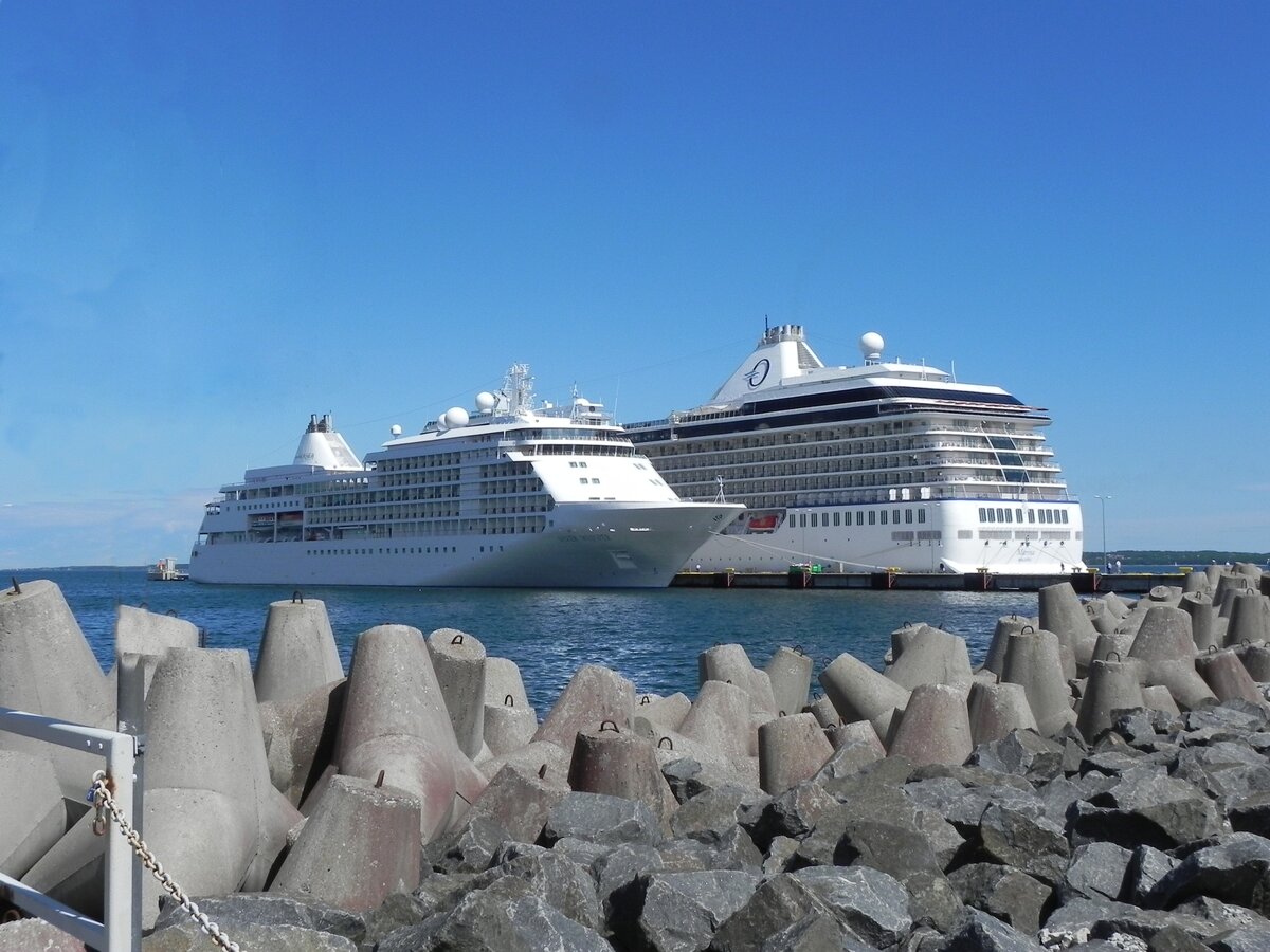 Zwei Top-Kreuzfahrtschiffe am 08.07.2017 im Hafen von Tallinn (Estland).
Das kleine Schiff im Vordergrond ist das unter der Flagge der Bahamas fahrende Schiff  SILVER WHISPER . Das große Schiff dahinter ist die  MARINA , die z.Zt. für die Norwegian Cruise Line (NCL) unterwegs ist.