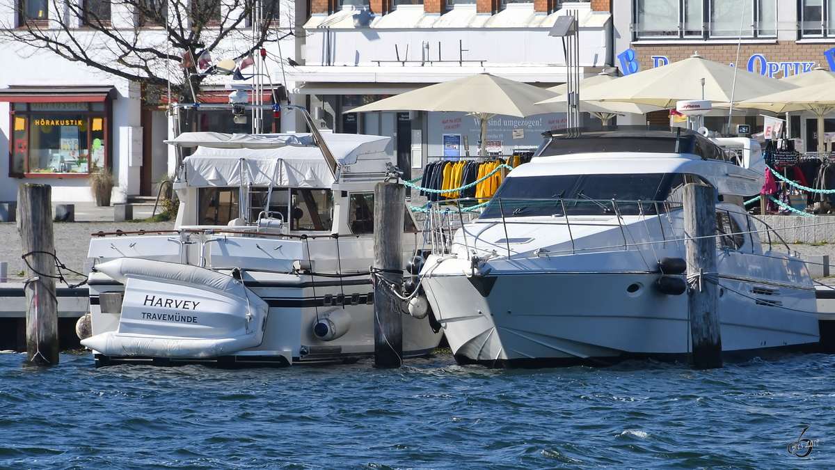 Zwei Yachten Anfang April 2019 in Travemünde.