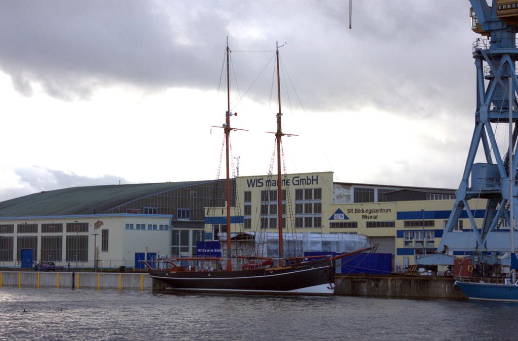 Zweimast Bark  Atalanta  im Althafen von Wismar am 20.11.2015