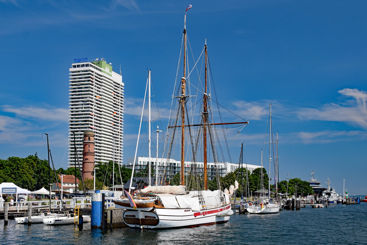 Zweimastschoner NORDLYSET am 27.06.2020 in Lübeck-Travemünde. Im Hintergrund sind das Hotel MARITIM und der alte Leuchtturm zu sehen.