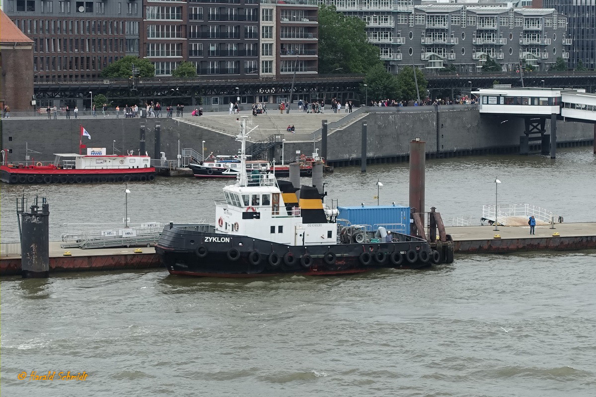 ZYKLON (IMO 7818339) am 17.4.2019, Hamburg, Elbe, Überseebrücke, in Bereitschaft liegend als  Assistenzschlepper beim Anlegen der CAP SAN DIEGO  /
Ex-Namen:  JOHN(-1997),  TAK 3 (-10.2015) / 
Traktor-Schlepper / BRZ 159 / Lüa 23,08 m, B 8,55 m, Tg 3,6 m / 2 Diesel, Deutz SBA 12M 816, ges. 1080 kW (1470 PS), 2 Schottel Ruderpropeller, SRP 350, 11 kn, Pfahlzug 25 t / gebaut 1979 bei  Johann Oelkers, Hamburg, für Neue Schleppdampfschiffsreederei Louis Meyer, Hamburg /  1997 TAK 3,  Bereederung durch Towage & Marine Assistence, Klaipeda, Litauen  /  Oktober 2015 ZYKLON, Lührs Schifffahrt, Hamburg /
