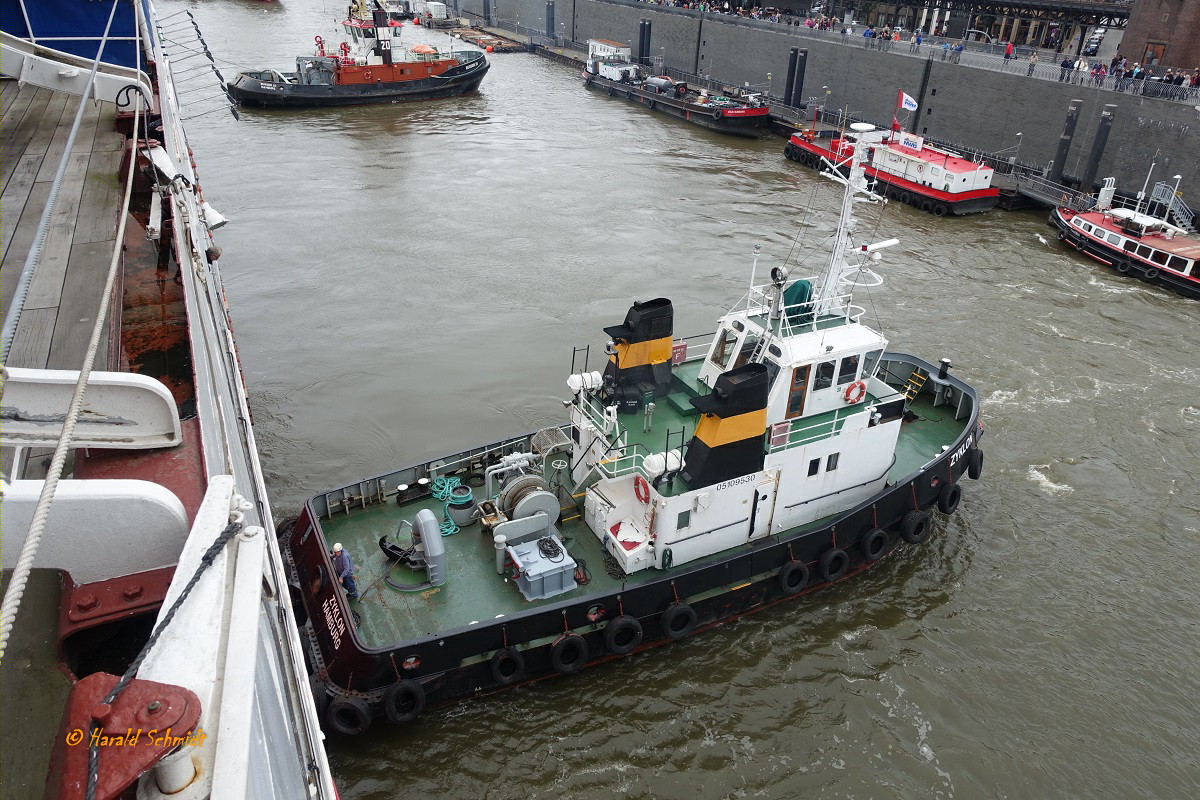 ZYKLON (IMO 7818339) am 17.4.2019, Hamburg, Elbe, Überseebrücke, beim „an den Anleger Drücken“ der CAP SAN DIEGO /
Ex-Namen:  JOHN(-1997),  TAK 3 (-10.2015) / 
Traktor-Schlepper / BRZ 159 / Lüa 23,08 m, B 8,55 m, Tg 3,6 m / 2 Diesel, Deutz SBA 12M 816, ges. 1080 kW (1470 PS), 2 Schottel Ruderpropeller, SRP 350, 11 kn, Pfahlzug 25 t / gebaut 1979 bei  Johann Oelkers, Hamburg, für Neue Schleppdampfschiffsreederei Louis Meyer, Hamburg /  1997 TAK 3,  Bereederung durch Towage & Marine Assistence, Klaipeda, Litauen  /  Oktober 2015 ZYKLON, Lührs Schifffahrt, Hamburg /
