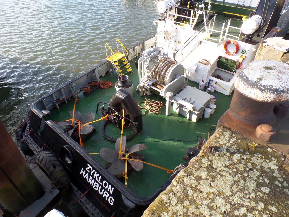 ZYKLON (IMO 7818339) am 8.11.2015, Achterdeck mit den noch verlaschten Teilen von der Reise von Klaipeda (ab 30.10.) nach Hamburg (an 7.11.15 20:50 lt. AIS), Hamburg, am Lührs-Liegeplatz im Ellerholzhafen  / 
Ex-Namen:  JOHN(-1997),  TAK 3 (-10.2015) / 
Traktor-Schlepper / BRZ 159 / Lüa 23,08 m, B 8,55 m, Tg 3,6 m / 2 Diesel, Deutz SBA 12M 816, ges. 1080 kW (1470 PS), 2 Schottel Ruderpropeller, SRP 350, 11 kn, Pfahlzug 25 t / gebaut 1979 bei  Johann Oelkers, Hamburg, für Neue Schleppdampfschiffsreederei Louis Meyer, Hamburg /  1997 TAK 3,  Bereederung durch Towage & Marine Assistence, Klaipeda, Litauen  /  Oktober 2015 ZYKLON, Lührs Schifffahrt, Hamburg /
