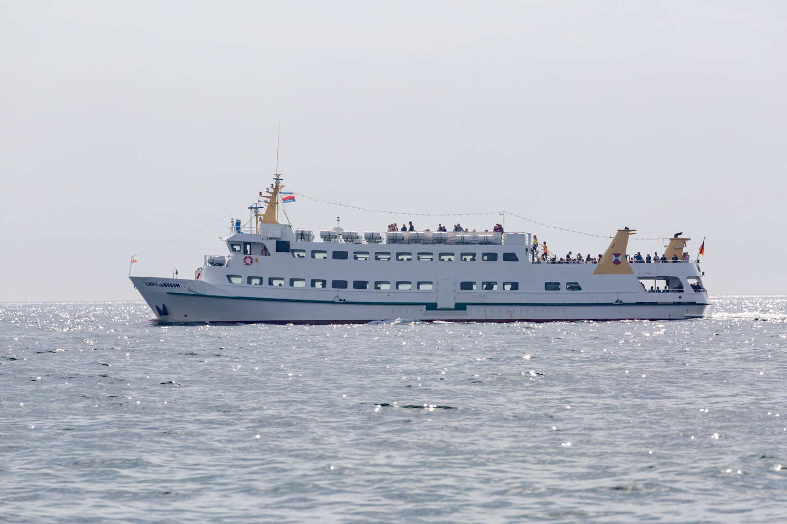  LADY von BÜSUM bei Gegenlicht vor Sassnitz. - 12.08.2023