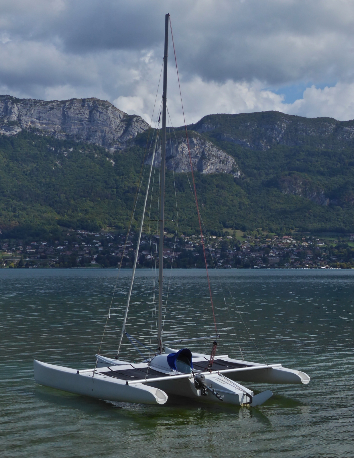 1 Master Segelboot liegt auf dem See von Annecy, unweit vom Ufer. 09.2022