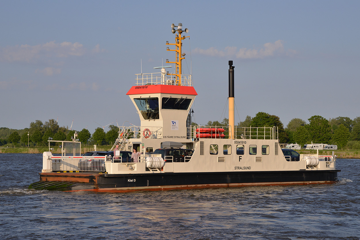 10.06.2023 STRALSUND (95041910) beim Übersetzen in Breiholz