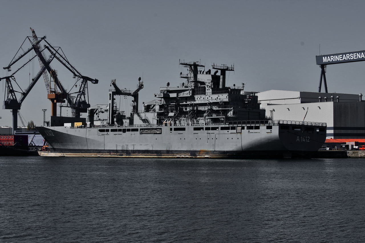 A 1412 (Frankfurt am Main) , Versorgungsschiff , Bundesmarine , 173,7 x 24m , Baujahr 2002 , 01.05.2026 , Rostock-Warnem�nde