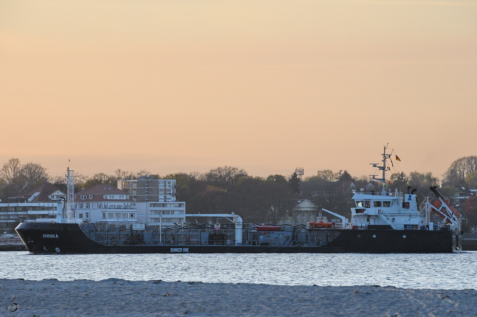 Abendliche Ankunft des Tankschiffes ANNIKA (IMO: 9628489) in Travemünde. (Mai 2023)